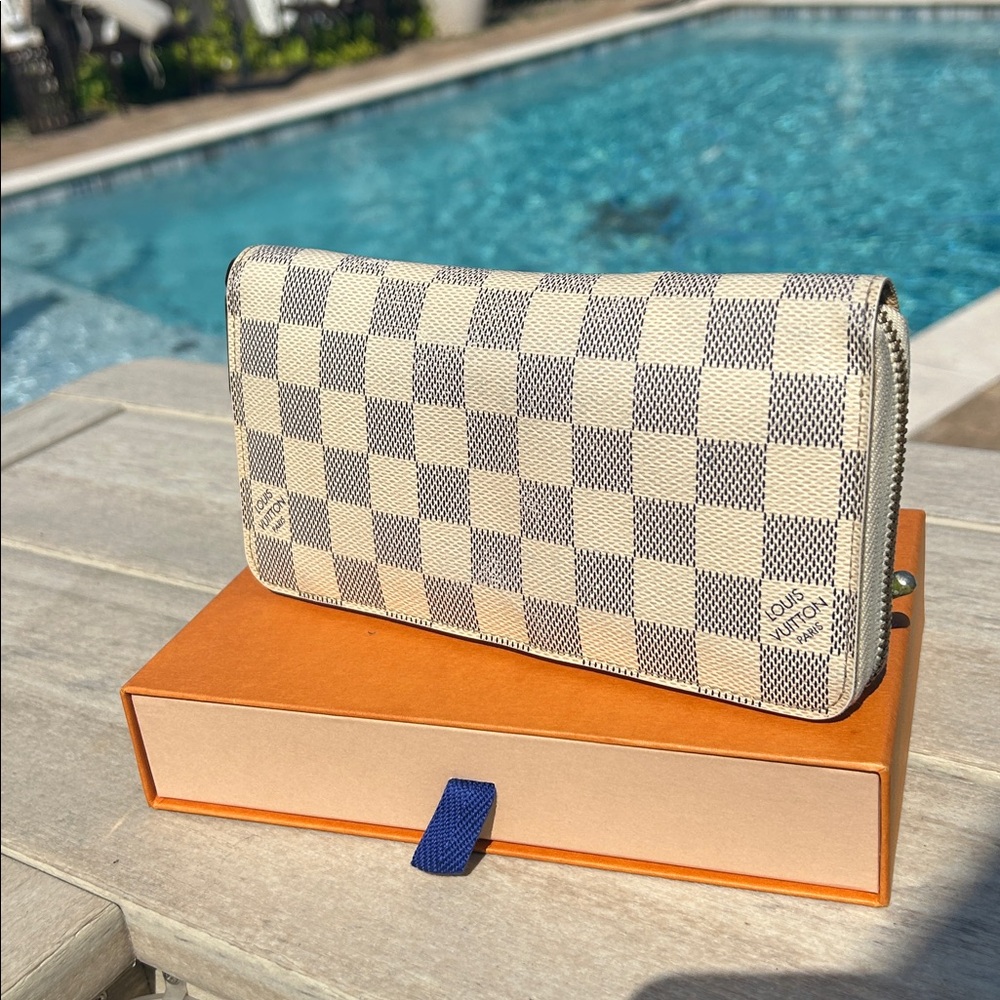 Louis Vuitton Damier Azur Sarah Wallet, W/COA model number N63208